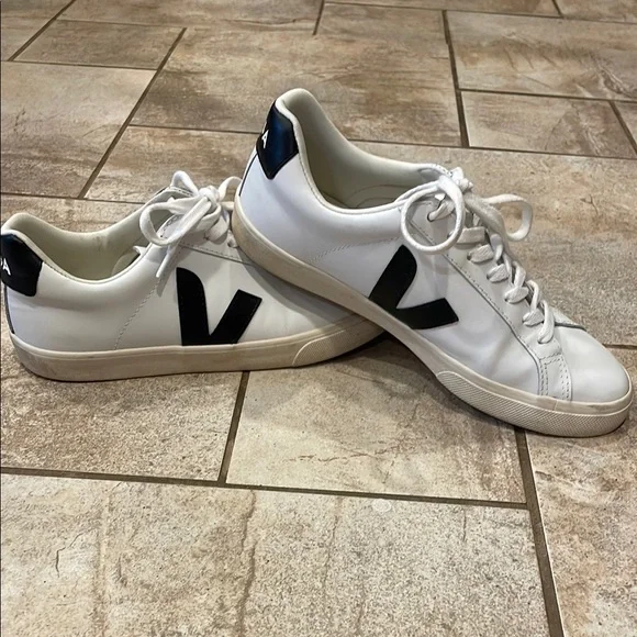 Veja Esplar Leather Low-Top Sneakers - Picture 2 of 7